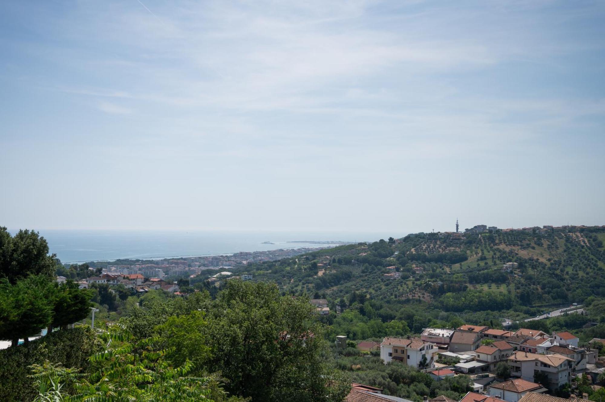 Casa Vista Mare E Colline A Montesilvano Colle Exterior foto